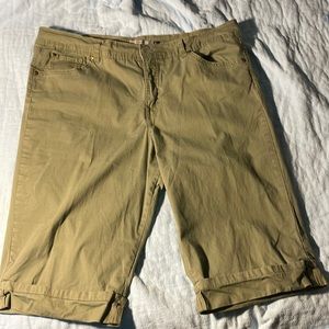Womens sz 16 Bermuda shorts